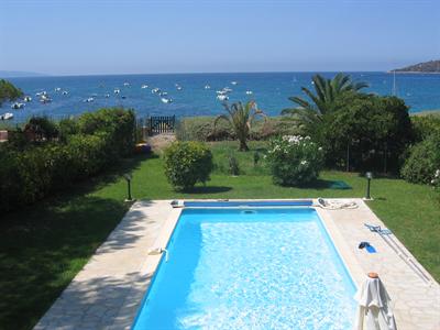 Vue de la terrasse mer portillon et piscine